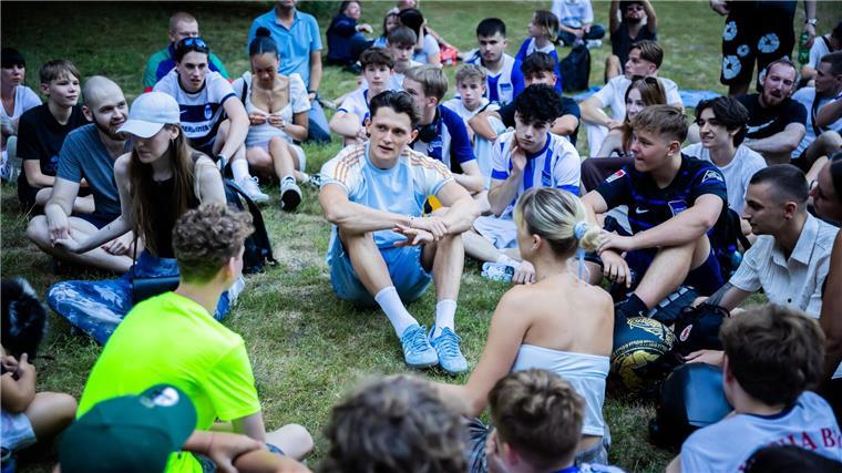 Fabian Reese mit Fans im Lietzenseepark.