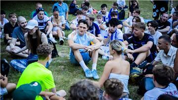 Fabian Reese mit Fans im Lietzenseepark.