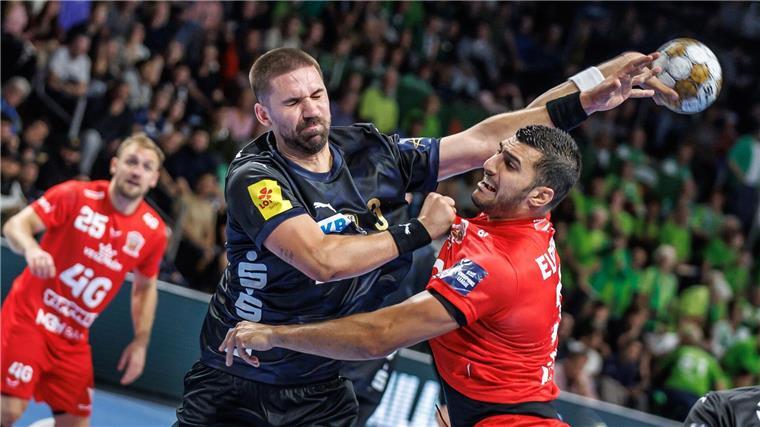 Füchse Berlin verlieren in Champions League gegen Veszprém Fabian Wiede im Duell gegen Veszpréms Yehia Elderaa