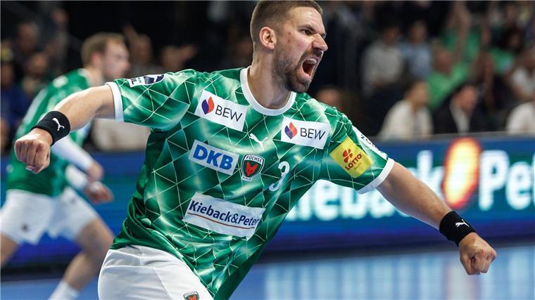 Füchse Berlin gewinnen Spitzenspiel gegen Melsungen klar Fabian Wiede schreit nach einem Treffer seinen Jubel heraus