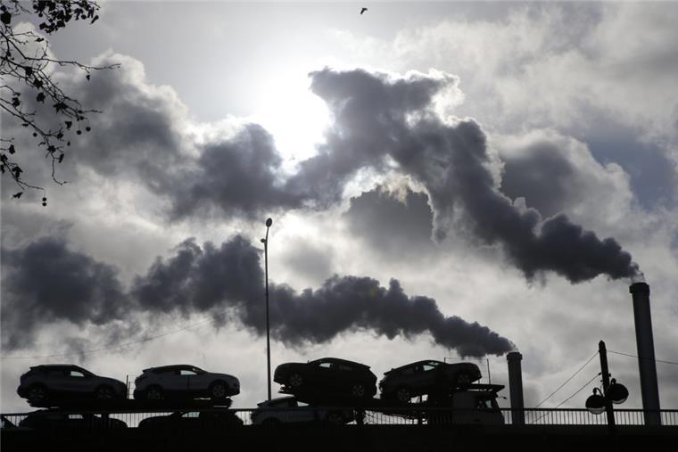 Klimawandel zeigt Wirkung in Bremerhaven und umzu Fabriken und Autos zählen zu den Verursachern von Co2, das die Erderwärmung bewirkt.