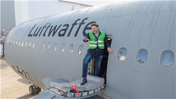 Fabrizio Sepe betrachtet die Tragflächen seines Airbus A310. Der Serengeti-Park will den Flieger zu einem Restaurant umrüsten. 