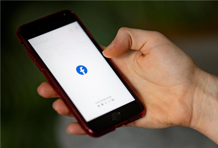 BGH macht Facebook bei Löschungen und Sperren Vorgaben Ein Smartphone, auf dem das Facebook-Logo zu sehen ist.