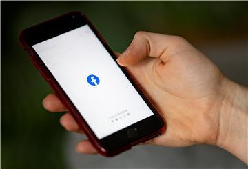Ein Smartphone, auf dem das Facebook-Logo zu sehen ist.