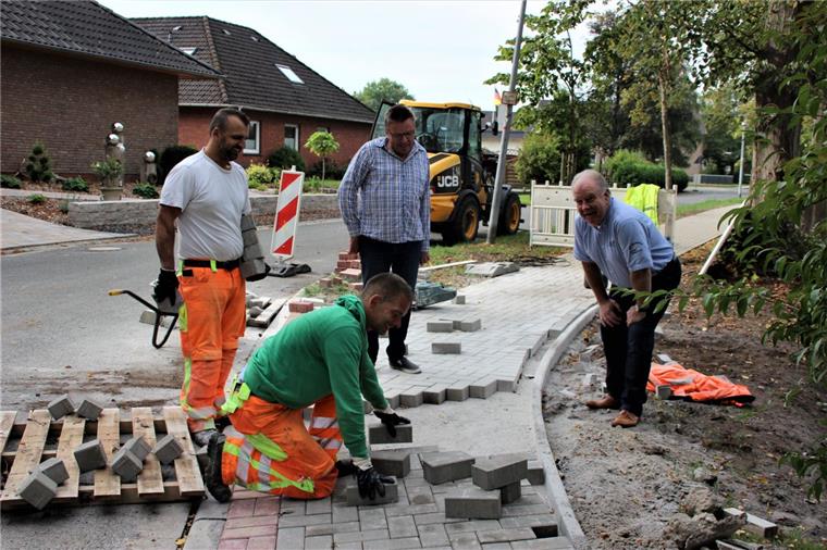 Rodenkirchen: Stolperfallen auf Bürgersteig beseitigt Facharbeiter einer Baufirma haben jetzt die letzten Steine in den Bürgersteig gesetzt.