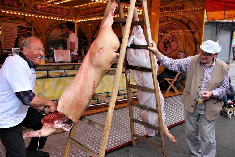 Schweinskopfversteigerung ist Höhepunkt des Rodenkircher Marktes Fachgerecht zerlegte erneut Hans-Jürgen Kaliwoda das zur Versteigerung stehende Schwein und hatte dabei auch Zuschauer.