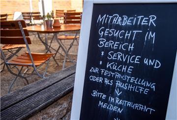 Auf einer Tafel vor einem Restaurant wird nach Mitarbeitern für den Service- und Küchenbereich gesucht. 