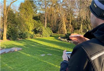 Fachmann Tobias Ripke verschafft sich einen Überblick über die "Problemstellen" im Loxstedter Garten.