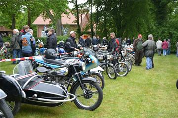 Fachsimpeln und Freunde treffen gehörte dazu beim Oldtimertreffen.  Foto: Scheit...