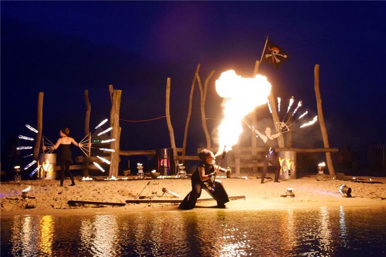 Feuershow macht in Burhave die Nacht zum Tag Fackel-Schwimmen, eine Feuershow und ein Höhenfeuerwerk bringen die Besucher von "Lagune in Flammen" in Burhave am 12. August zum Staunen.