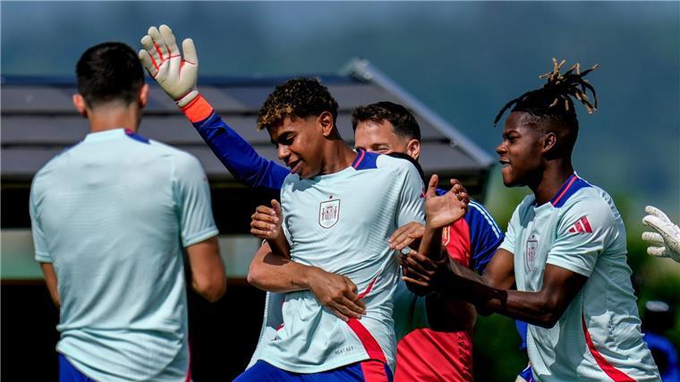 Spaniens Nationalcoach über Yamal: „Gerade erst angefangen“ Fällt bei dieser EM nicht nur wegen seines Alters auf: Lamine Yamal (M.).