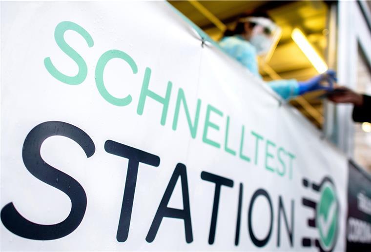 Beratungen über Ende der Testpflicht für dreimal Geimpfte Die Aufschrift „Schnelltest Station“ steht am Container einer Teststation