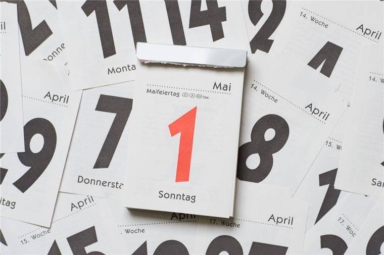 Vorschlag zum Nachholen von Feiertagen löst Kontroverse aus Fällt ein Feiertag - wie in diesem Jahr der 1. Mai - auf einen Sonntag, freut sich der Arbeitgeber und die Arbeitnehmer ärgern sich.