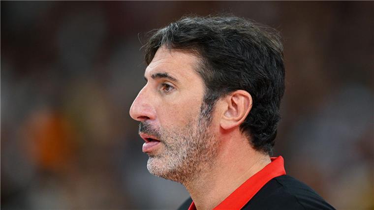 Fällt krankheitsbedingt zunächst aus: Trainer Alex Mumbru. (Archivbild)