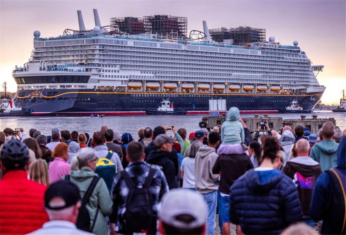 Disney Adventure startet zu großer Fahrt - doch zwei Passagiere bekommen mächtig Ärger Hunderte Menschen beobachten das Abfahren der Disney Adventure.