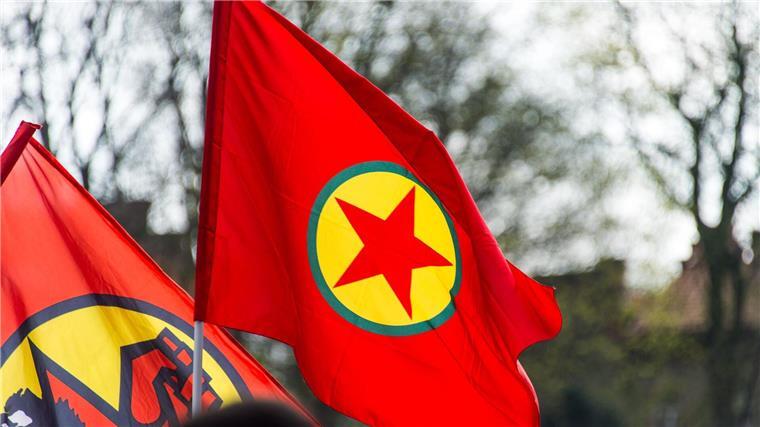 Mutmaßliches PKK-Mitglied angeklagt Fahne der verbotenen kurdischen Arbeiterpartei PKK.