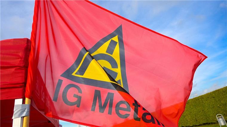 Fahne mit Logo der IG Metall an einem Stand bei einem Streik.