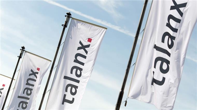 Versicherer Talanx verdient 2023 so viel wie noch nie Fahnen der Talanx AG wehen bei einer Hauptversammlung des Versicherungskonzerns in Hannover.