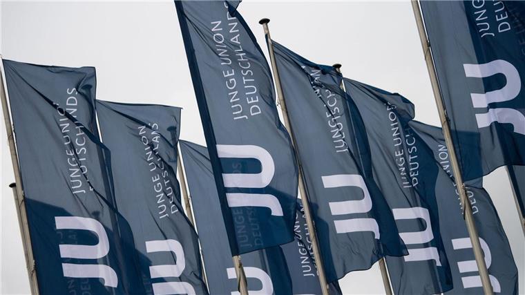Fahnen mit dem Logo der Jungen Union (JU) wehen beim Deutschlandtag der Jungen Union im Wind.