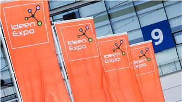 Fahnen wehen bei der IdeenExpo 2024.