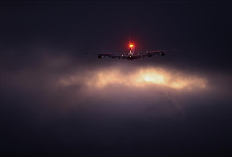 Flug mehr als eine Stunde vorverlegt: Entschädigung für Fluggäste Ein Flugzeug.