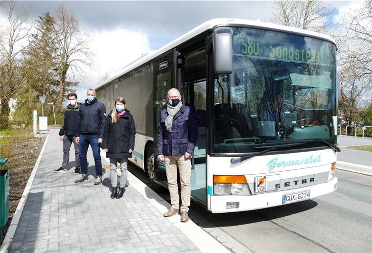 Loxstedt: Barrierefrei in den Bus Fahrgäste können an der Haltestelle „Wiemsdorfer Kirchweg“ in Dedesdorf-Eidewarden barrierefrei den Bus nutzen (v. l.): Fynn Hofmann (Gemeinde Loxstedt), Nico Böse (Bauunternehmen Winkler), Jasmin Weißbrodt (Landkreis Cuxhaven) und Bürgermeister Detlef Wellbrock. Grotheer/Gemeinde Loxstedt