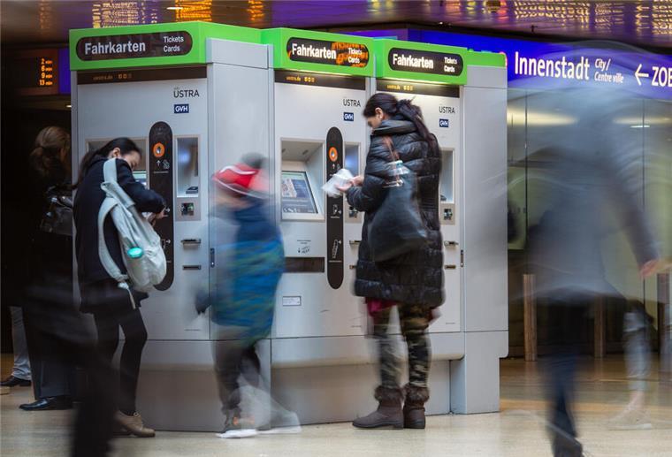 Unbekannte sprengen Fahrkartenautomaten in die Luft Menschen in der U-Bahn Station Hauptbahnhof kaufen Tickets an einem Fahrkartenautomaten.