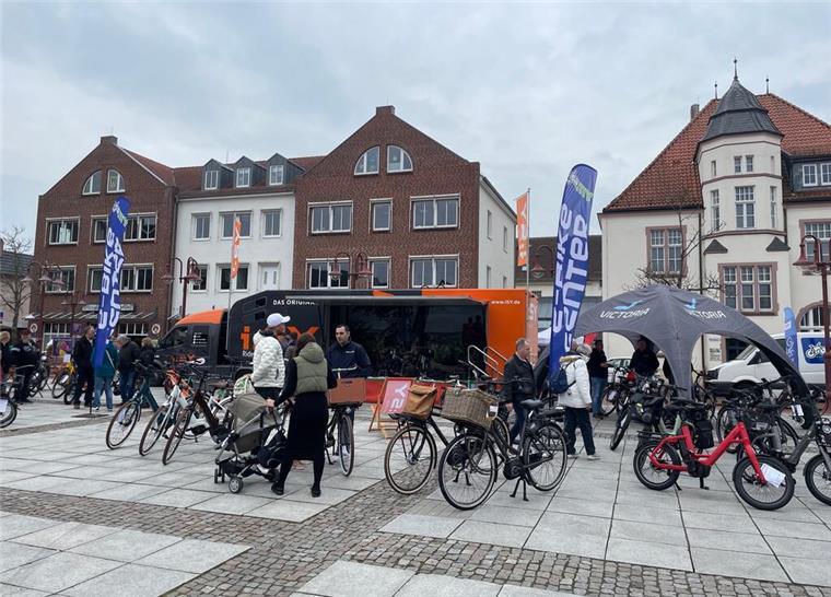 Viele Besucher schauen sich Fahrräder und E-Bikes auf dem Nordenhamer Markplatz an