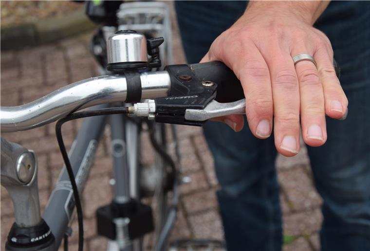Fahrradcheck: Klingel, Beleuchtung, Kette - vor dem Start sollte geguckt werden, ob alles funktioniert. "Das A und O sind funktionierende Bremsen", sagt Fahrradturnier-Organisator Rainer Bohlken.