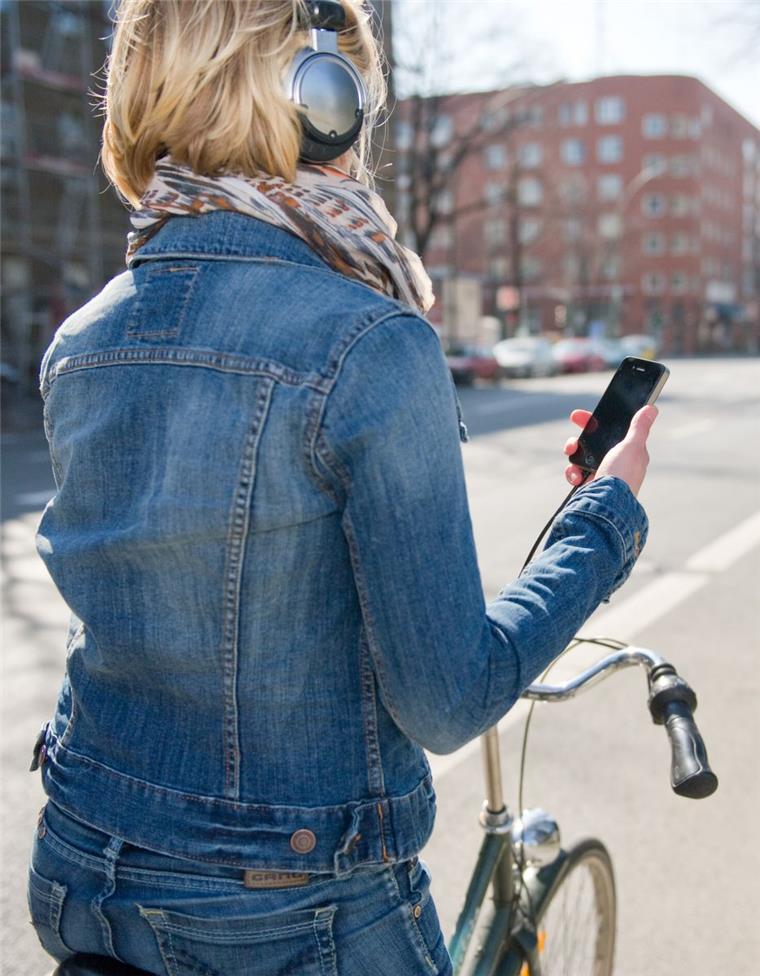 Gefahr: Immer mehr Radler durch Smartphone abgelenkt Fahrradfahrer dürfen sich im Straßenverkehr nicht mit dem Smartphone beschäftigen.