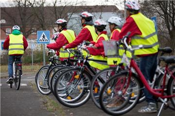 Fahrradtraining mit Helm und Weste: Der Verkehrsunterricht für Flüchtlinge soll im Kreis noch verstärkt werden.  Symbolfoto Charisius