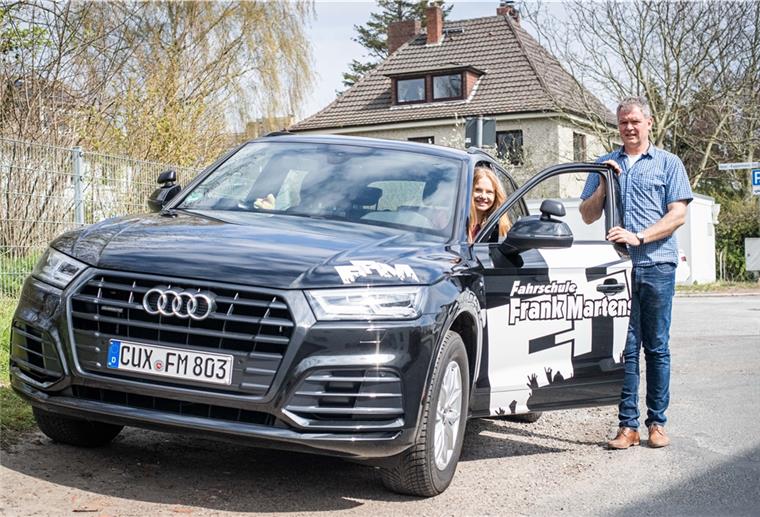 Das bedeutet die Krise für Fahrschulen und Schüler Fahrschul-Chef Frank Martens und Fahrschüler Lea Haaren warten sehnsüchtig auf die Zeit nach dem Shoutdown.