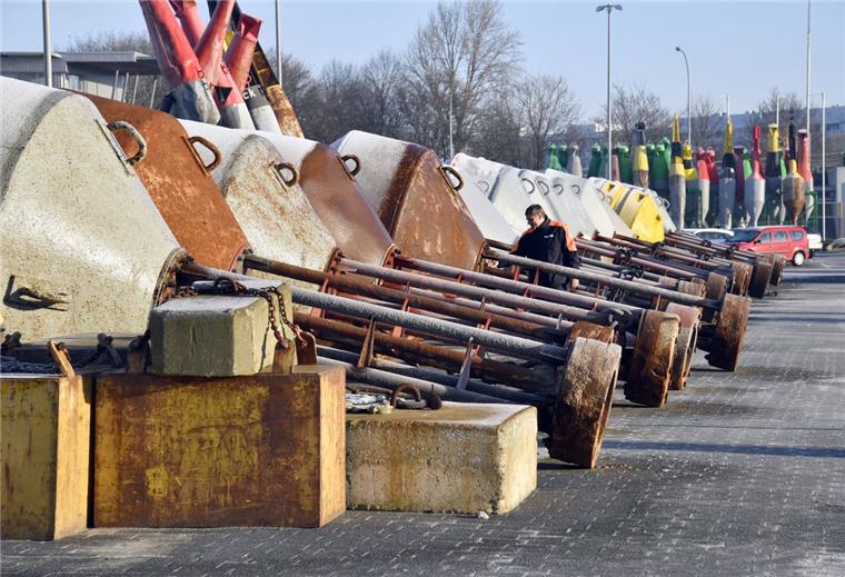 Weser-Jade-Nordsee: Neues Schifffahrtsamt eingerichtet Fahrwassertonnen auf dem Bauhof: Die Markierung der Schifffahrtswege gehört zu den wichtigsten Aufgaben des WSA.
