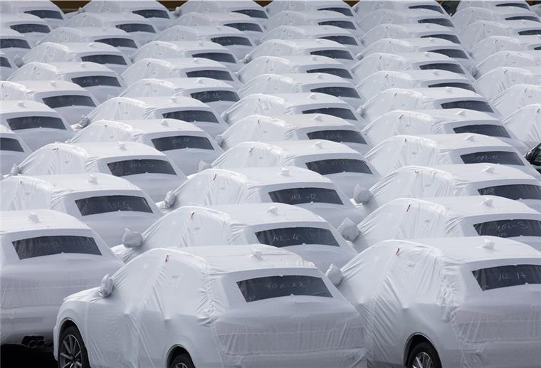 Corona: Deutsche Wirtschaft bricht ein Fahrzeuge des Volkswagen Konzerns stehen im Hafen von Emden zur Verschiffung bereit.