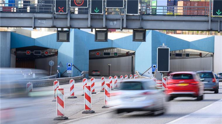 A7-Vollsperrung: Elbtunnel-Zufahrt wird in Betrieb genommen Fahrzeuge fahren auf der A7 in das Südportal des Elbtunnels.