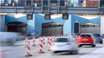 Fahrzeuge fahren auf der A7 in das Südportal des Elbtunnels.
