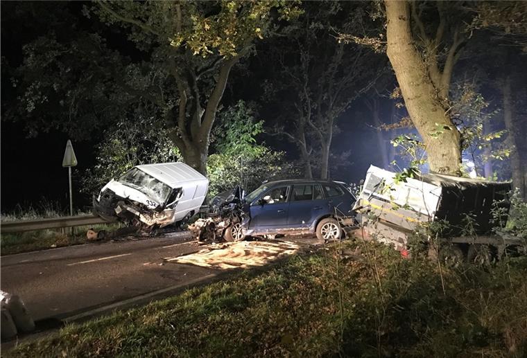 Hainmühlen: Verletzte nach Unfall nicht in Lebensgefahr Fahrzeuge im Baum und auf der Leitplanke: Der Unfall auf der L128 zwischen Ringstedt und Hainmühlen verursachte einen Schaden zwischen 40.000 und 50.000 Euro.