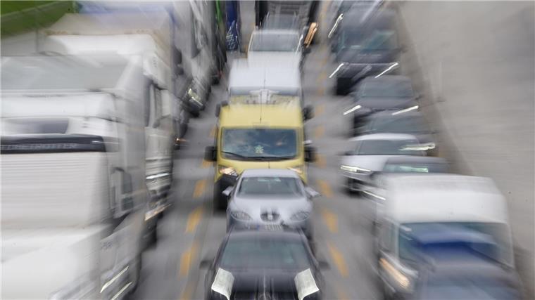 2000 Fahrzeuge - Proteste für Freitag angemeldet Fahrzeuge stauen sich auf einer Autobahn.