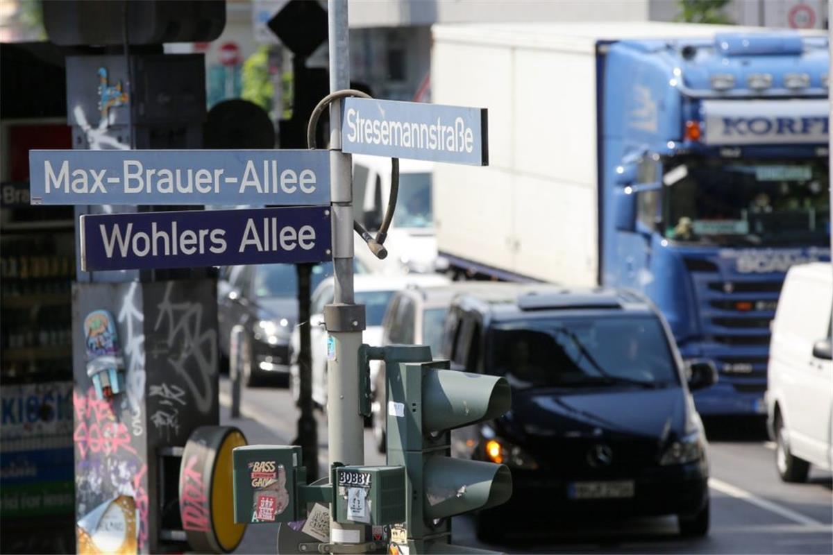 Hamburg: Stickstoffwerte höher als vor Diesel-Verbot Fahrzeuge stehen an der Kreuzung der Straßen Max-Brauer-Allee / Stresemannstraße, die von dem Diesel-Fahrverbot betroffen sind.