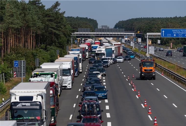 Schwarmstedt: Lage nach Waldbrand an der A7 entspannt Fahrzeuge stehen im Stau. Ein Waldbrand direkt an der A7 bei Essel hatte zu einem Großeinsatz der Feuerwehr geführt und den Verkehr im Richtung Süden zum Erliegen gebracht.