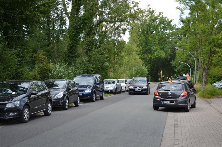 Naturbad Zeven: Stadt verteilt Knöllchen an Falschparker Fahrzeughalter, die ihre Autos auf Straße und Radweg entlang des Sonnenkamps abgestellt haben, müssen nach Verlassen des Naturbades damit rechnen, ein Knöllchen an der Windschutzscheibe vorzufinden, wenn sie den Heimweg antreten wollen.