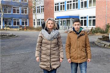 Faith Friese und seine Mutter Natalia kritisieren, dass nicht früher etwas gegen den dubiosen üblen Geruch im Klassenzimmer getan wurde. 