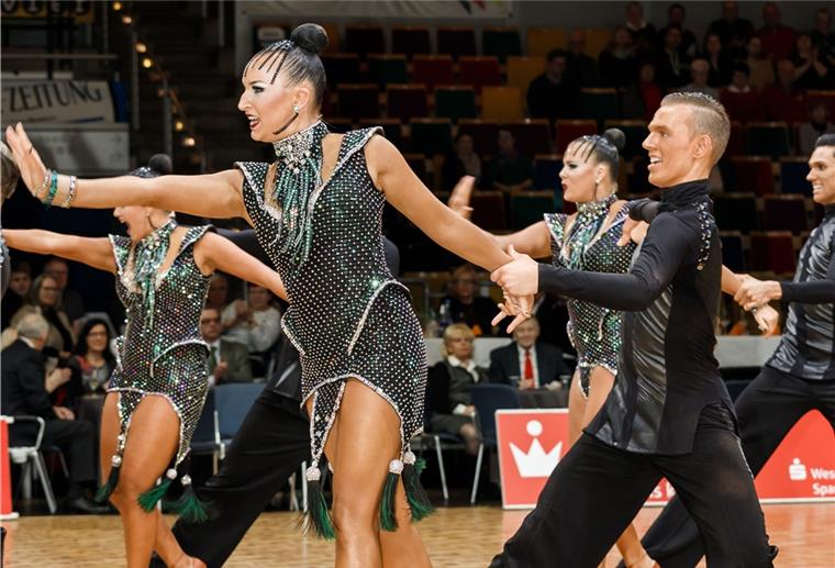 Tanzen: Im Eiltempo ins A-Team Falk Lukasch und Birte Oldenbüttel während ihres Programms "Matrix" in der Stadthalle.
