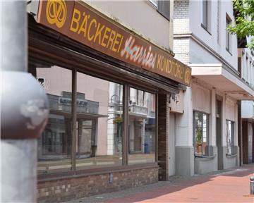 Falls die Stadtverwaltung tatsächlich umziehen sollte, dann in einen Neubau an der Ecke Friedrich-Ebert-Straße/Lloydstraße. Zurzeit stehen dort noch diese Häuser.