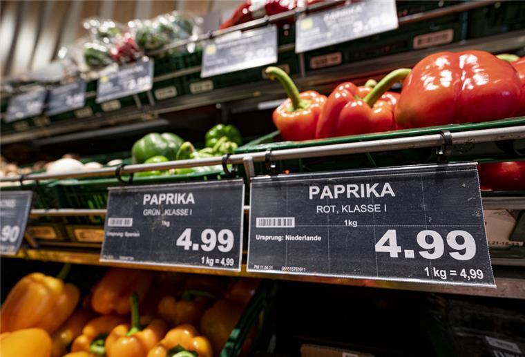 Preisschilder in einem Supermarkt