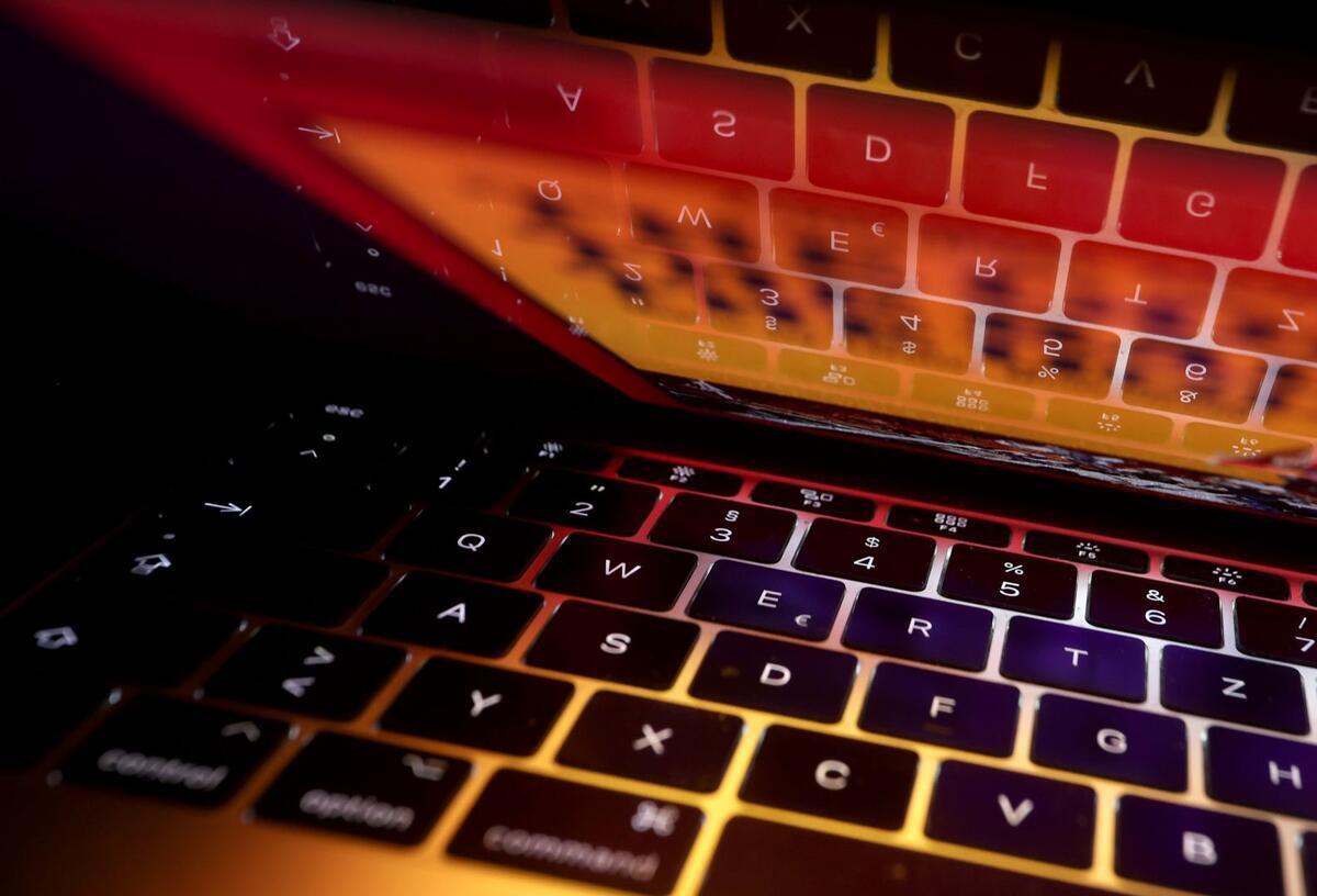 Ein Laptop, mit dramatischem Licht inszeniert.