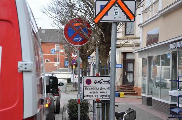 Halteverbot in der Bahnhofstraße in Nordenham wird gerne ignoriert Falschparker behindern den Verkehrsfluss in Nordenham.