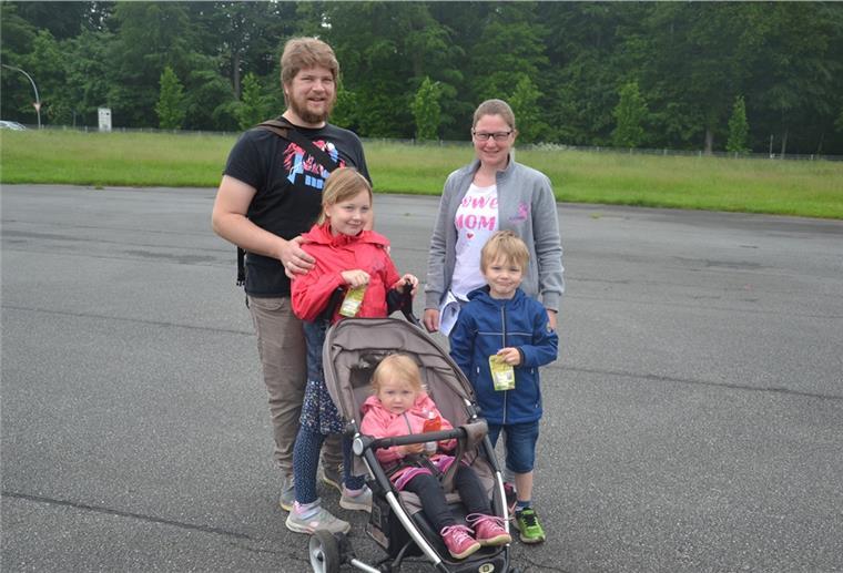 Zeven: Familien-Wandertag ein voller Erfolg Familie Engelen aus Zeven nahm mit fünf Personen am Wandertag teil: Vater Michel, Mama Sarah und die Sprösslinge Lennja (8), Joris (4) und Nesthäckchen Anneke (1) in der Kinderkarre.