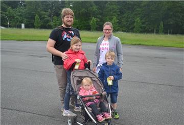 Familie Engelen aus Zeven nahm mit fünf Personen am Wandertag teil: Vater Michel, Mama Sarah und die Sprösslinge Lennja (8), Joris (4) und Nesthäckchen Anneke (1) in der Kinderkarre.
