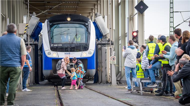 Züge ziehen und mehr: 2000 Schaulustige kommen zur Nordwestbahn Familie Gottschalk - mit Lisa und Frank sowie den Kindern Runa (6) und Svari (2) packen beim Zugzieh-Wettbewerb an.